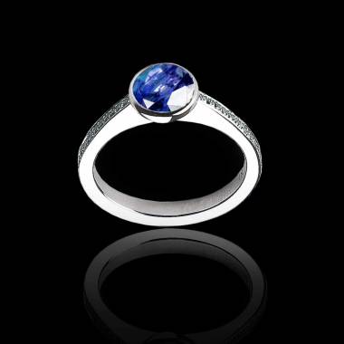 Bague de fiançailles saphir bleu rond pavage diamant or blanc Moon