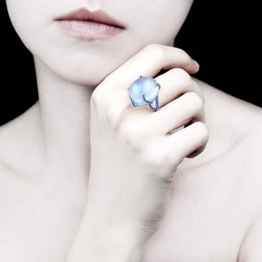Bague saphir bleu 0,9 carat or blanc Pierre de Lune