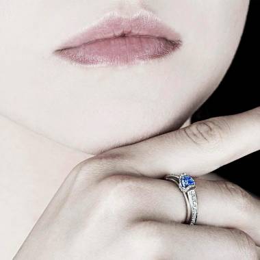 Bague saphir bleu pavage diamant or blanc Hera