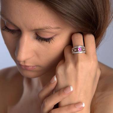 Bague de fiançailles saphir rose forme émeraude pavage diamant or blanc Régina Suprema 