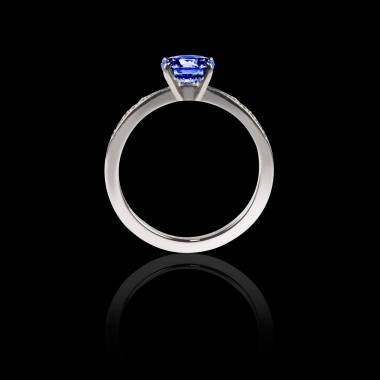 Solitaire saphir bleu pavage diamant or blanc Judith