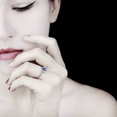 Bague de fiançailles saphir bleu pavage diamant or blanc Rekha 