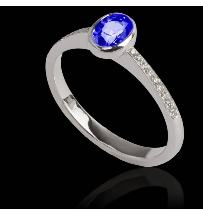 Bague de fiançailles saphir bleu forme ovale pavage diamant or blanc Moon
