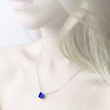 Pendentif saphir bleu en or blanc Griffe d’amour