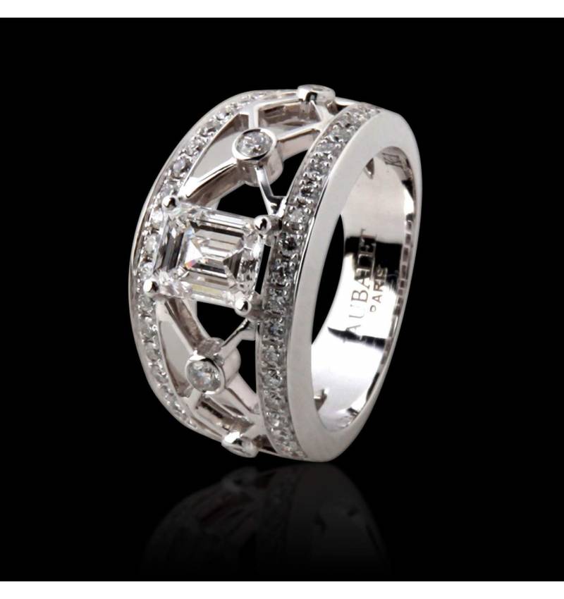 Bague de fiançailles diamant forme émeraude pavage diamant or blanc Régina Suprema 