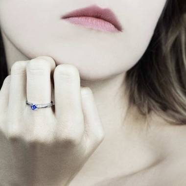 Bague de fiançailles saphir bleu pavage diamant or blanc Meryem
