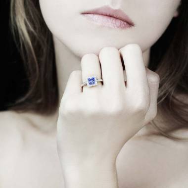 Bague de fiançailles saphir bleu pavage diamant or blanc Perrine