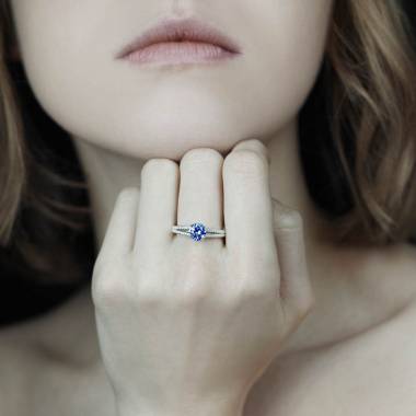Bague saphir bleu pavage diamant or blanc Marie