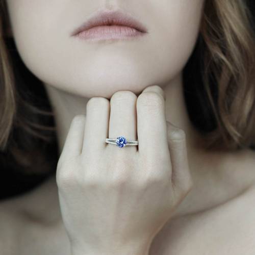 Bague de fiançailles saphir bleu pavage diamant or blanc Marie