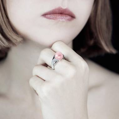 Bague perle rosée pavage diamant or blanc 18 K (16,40 g) Naïade
