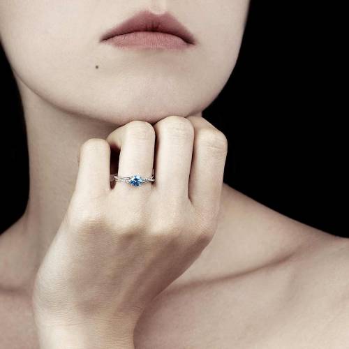 Bague de fiançailles saphir bleu pavage diamant or blanc Noémie