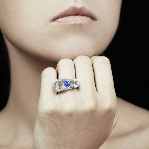 Bague de fiançailles saphir bleu pavage diamant or blanc Romanesque