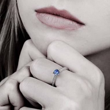 Bague de fiançailles saphir bleu pavage diamant or blanc Elodie