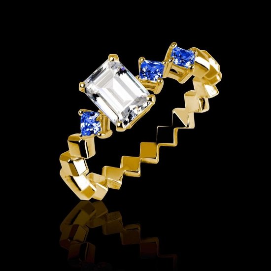 Emerald cut ring in yellow gold