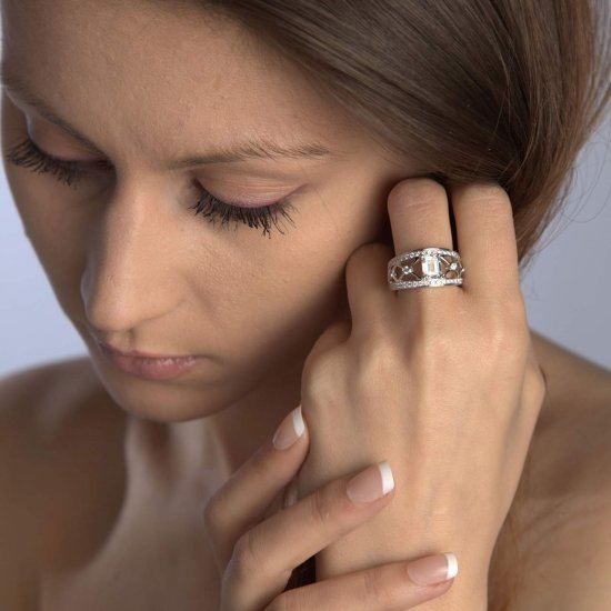 Emerald cut ring in white gold