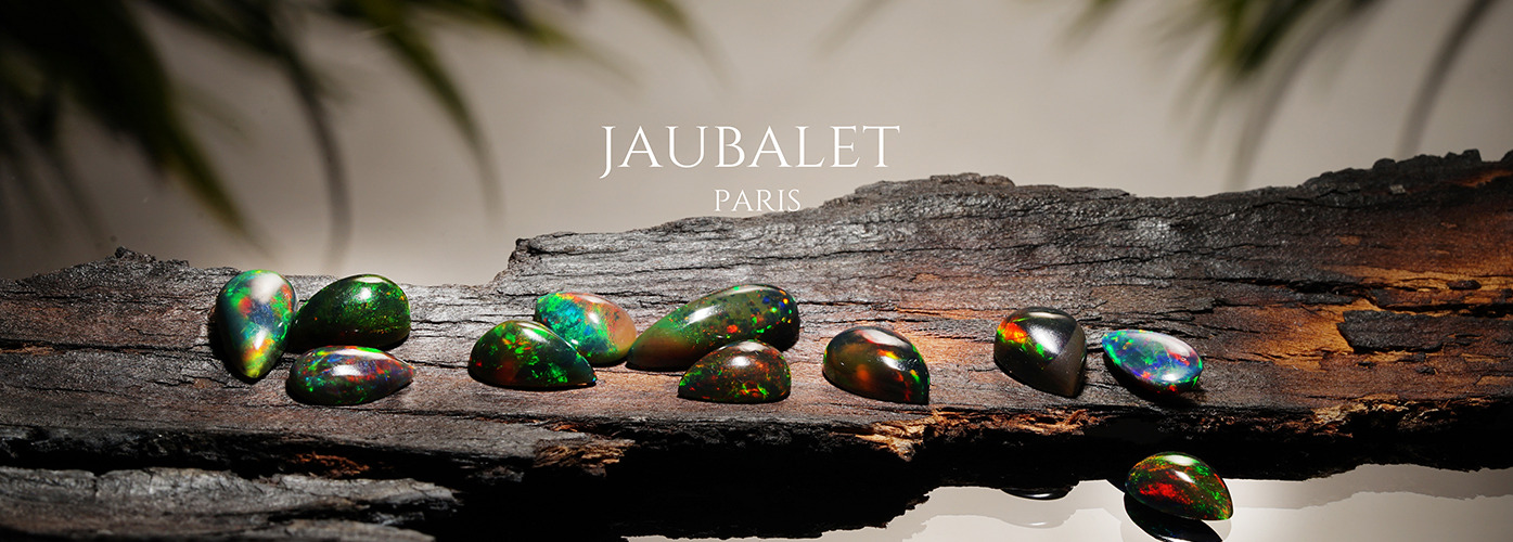 Opales noires et opales de feu : les joyaux mystérieux qui fascinent le monde de la joaillerie