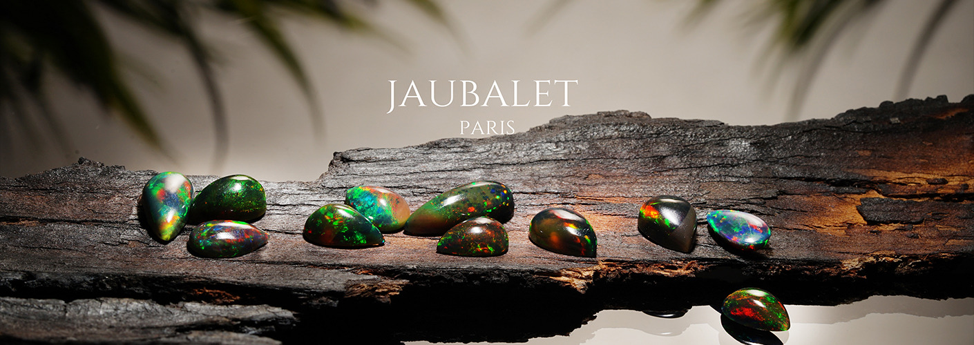 Opales noires et opales de feu : les joyaux mystérieux qui fascinent le monde de la joaillerie